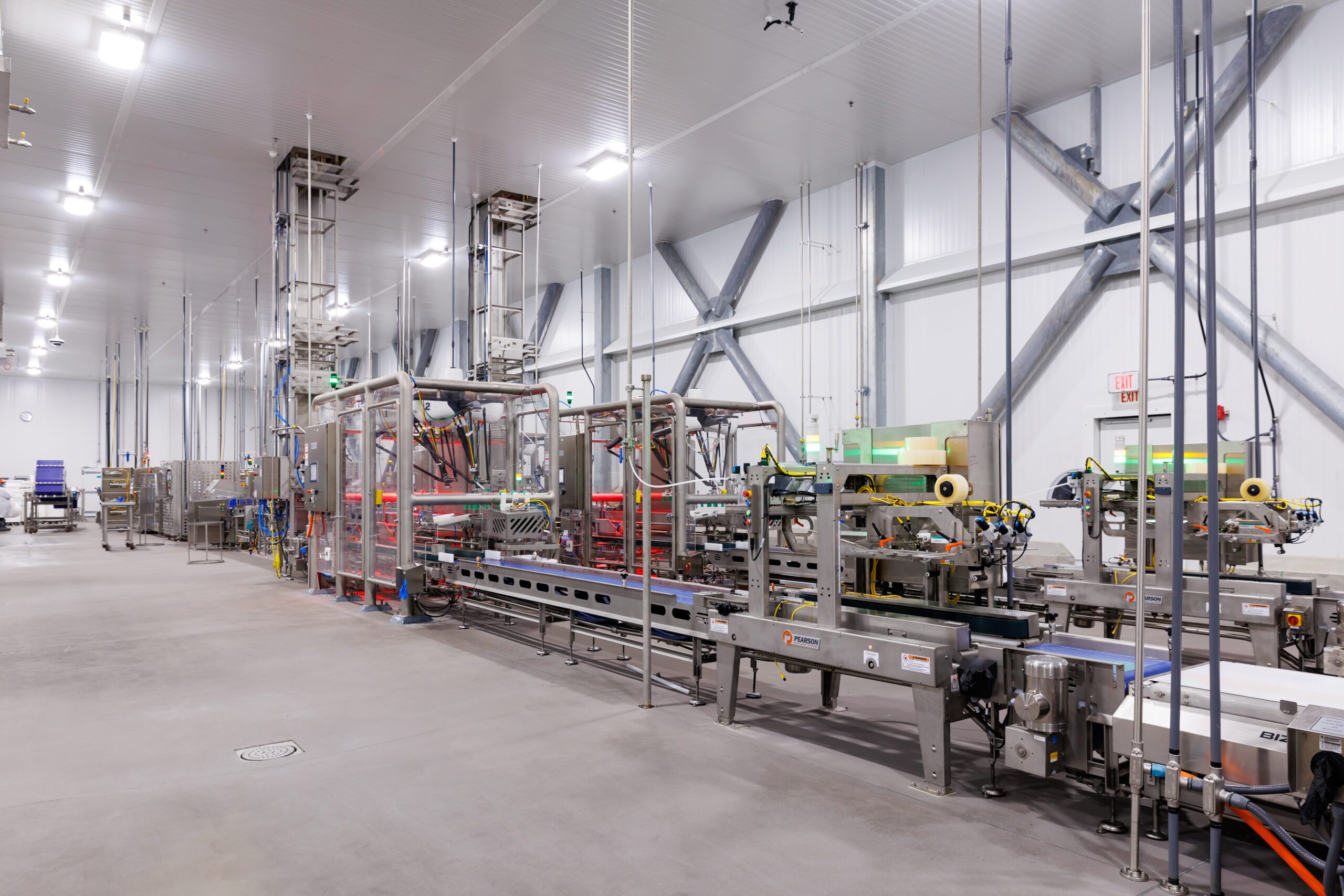 Food packaging line with automated equipment sealing and labeling products